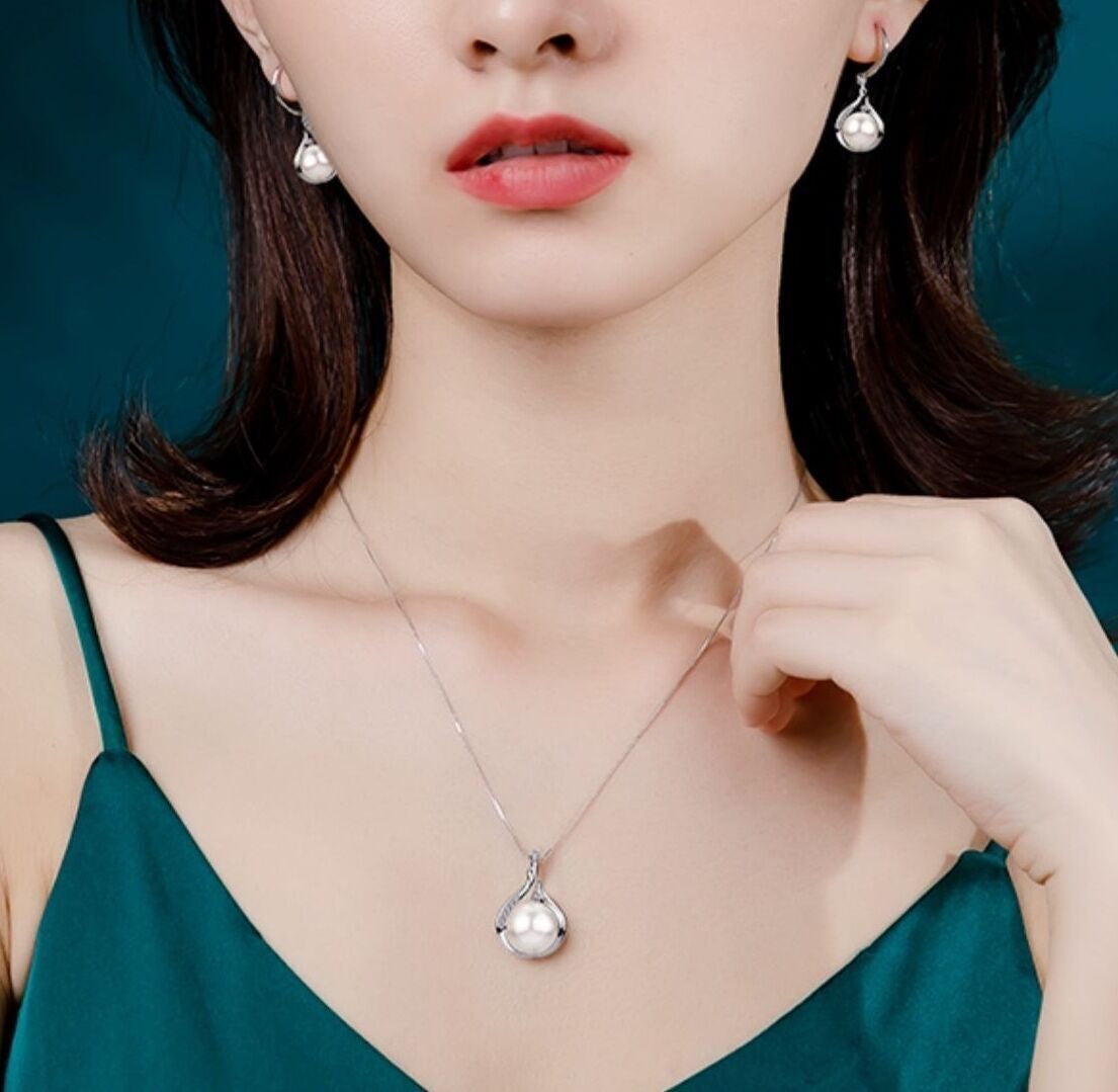 Crystal Pearl Pendant Necklace 