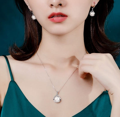 Crystal Pearl Pendant Necklace 